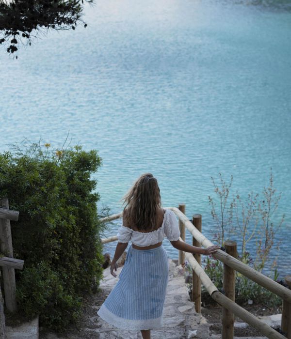 Donna con panorama su baia
