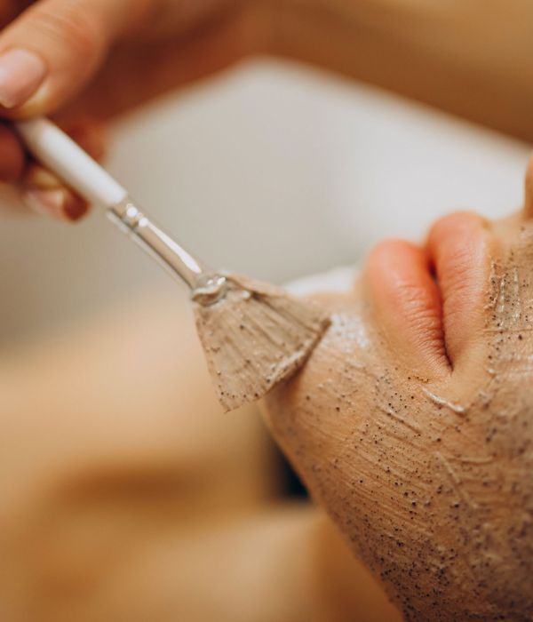 woman-visiting-cosmetologist-making-rejuvenation-procedures-(2)